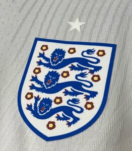 لوگوی انگلیس روی لباس انگلیس