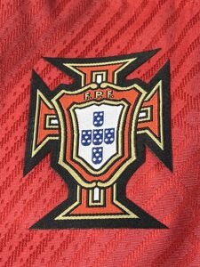 لوگی پرتغال روی لباس اول