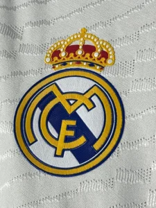 لوگوی رئال مادرید روی لباس