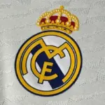 لوگوی رئال مادرید روی کیت اول 2023-2024