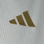 لوگوی طلایی آدیداس روی لباس ویژه ایتالیا