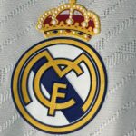 لوگوب رئال مادرید روی لباس آستن بلند فصل 2023 - 2024